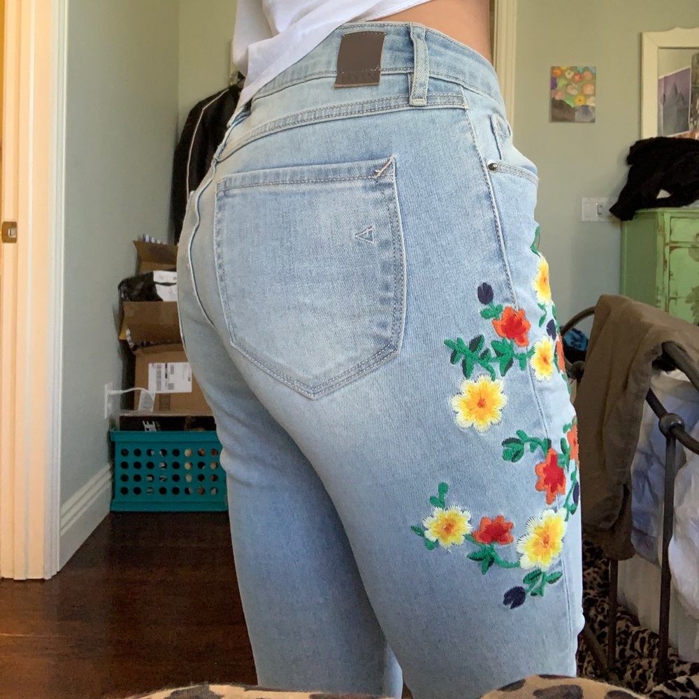 Distressed jeans with floral embroidery